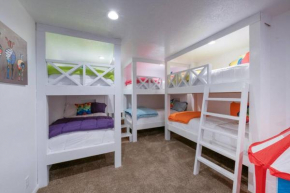 Fully loaded, 12 beds, cool bunk room, hot tub!